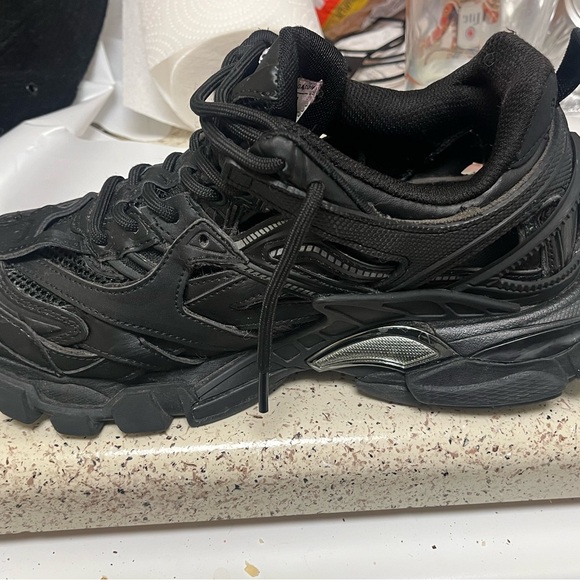 Balenciagas Track Sneaker “Triple Black” - Picture 3 of 7
